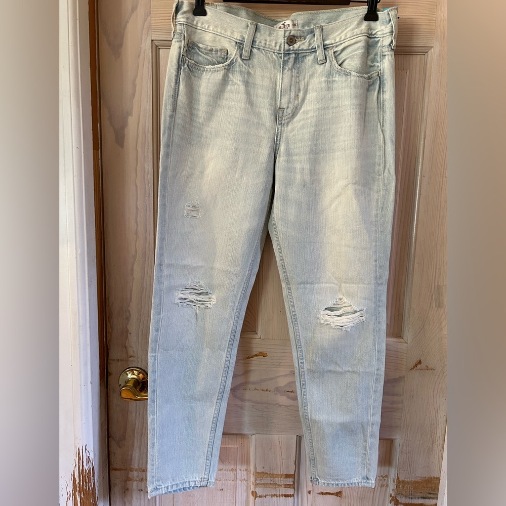 👖NWT👖Hollister Distressed Easy Fit Boyfriend Light Wash Jeans. Size 28W